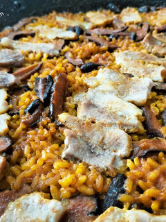 Una foto de Arroz con secreto a baja temperatura, shiitake y caldo ramen