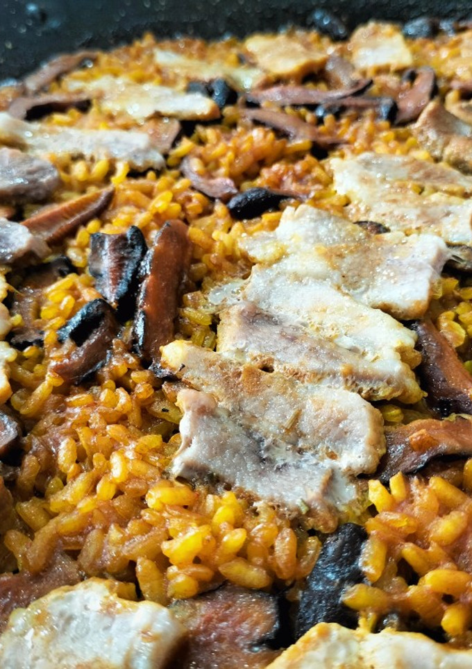 Una foto de Arroz con secreto a baja temperatura, shiitake y caldo ramen