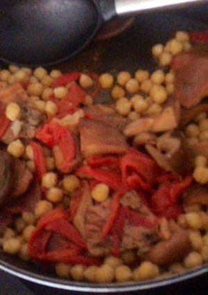 Una foto de Trilogía de Garbanzos, níscalos y pimientos del Piquillo