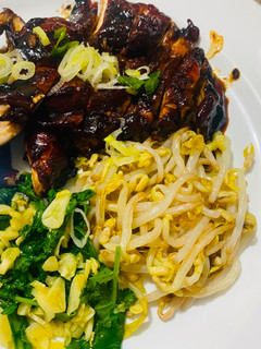 Foto resep Grilled chicken with dark soy sauce with crispy kale