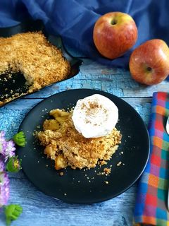 એપલ ક્રમ્બલ વીથ આઇસ્ક્રીમ (Apple Crumble with ice cream) રેસીપી મુખ્ય ફોટો