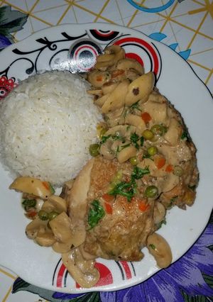 Una foto de P0llo con champiñones