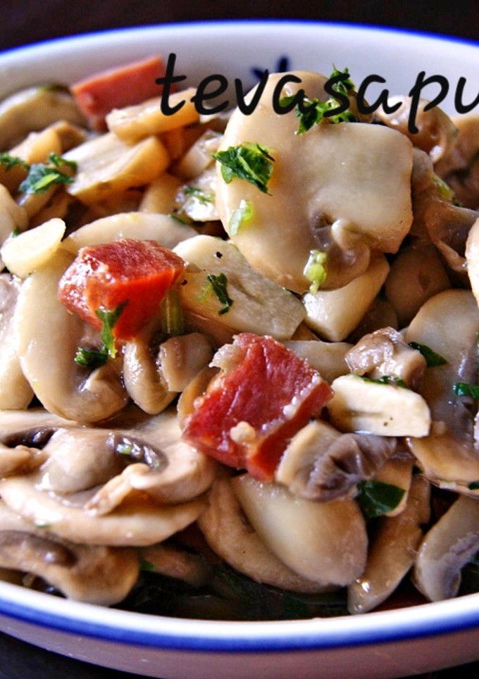 Una foto de Champiñones al ajillo 🍄🍄🧄🧄