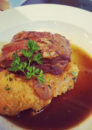 Una foto de Costillar Ahumado acompañado de Puré Picante