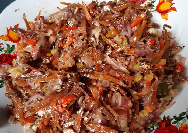 Cara Gampang Menyiapkan Ikan Teri Sambal Matah, Bisa Manjain Lidah