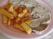 Una foto de lomos en salsa de champiñones