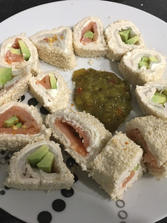 Una foto de Rollitos de salmón y aguacate