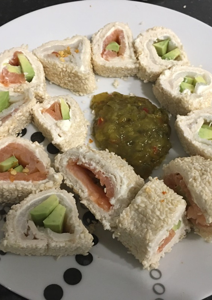 Una foto de Rollitos de salmón y aguacate