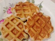 Una foto de waffles con mantequilla
