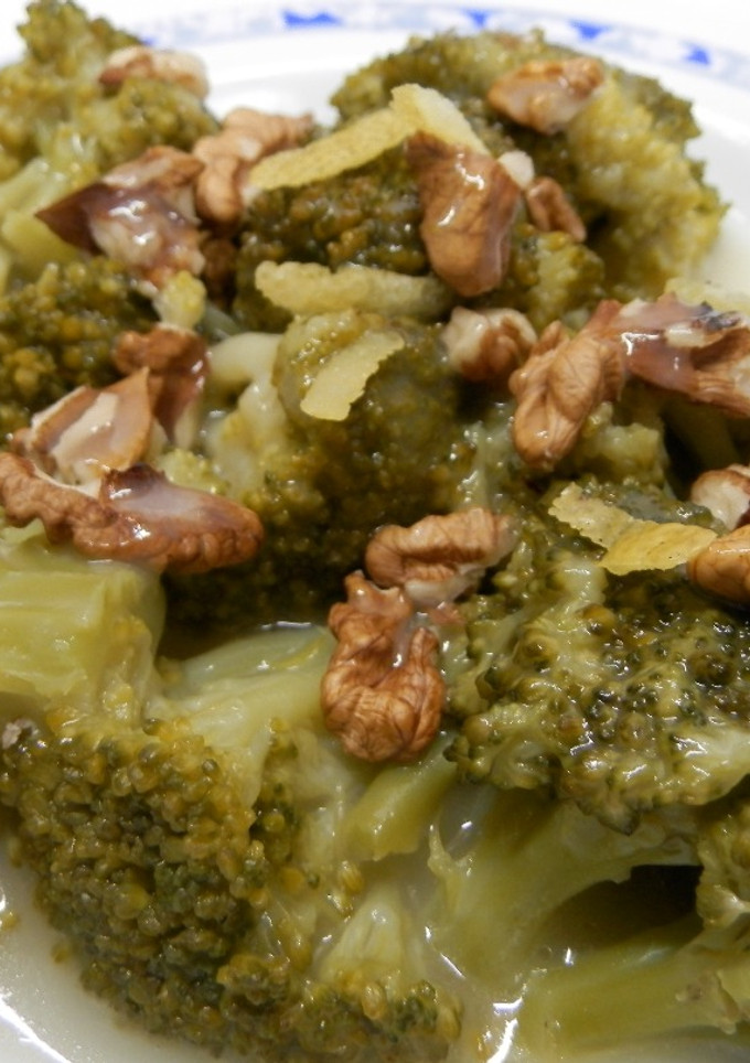 Una foto de Brécol con nueces y limón