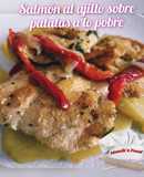 Salmón al ajillo sobre patatas a lo pobre
