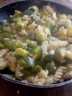 Una foto de Revuelto light de zapallitos y fideos