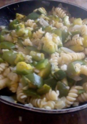 Una foto de Revuelto light de zapallitos y fideos