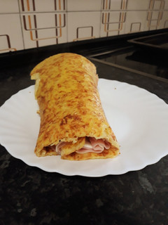 Una foto de Rollo de tortilla de patata york queso