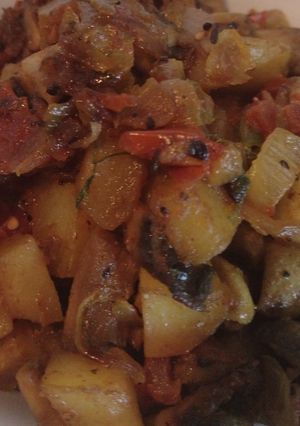 মাশরুম আলু ভাজা(mushroom aloo bhaja recipe in Bengali) রেসিপির প্রধান ছবি