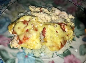 Una foto de Cubitos de Pechuga con Crema y Queso gratinado