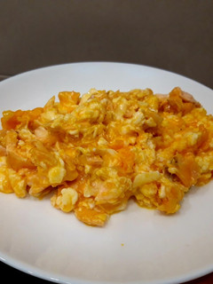 Una foto de Revuelto de salmón y queso de cabra