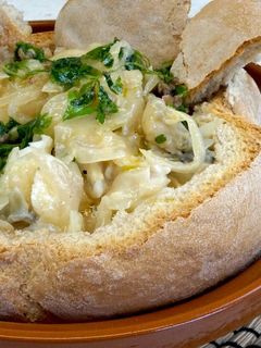 Una foto de Bacalao a la sidra en hogaza de pan