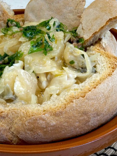 Una foto de Bacalao a la sidra en hogaza de pan