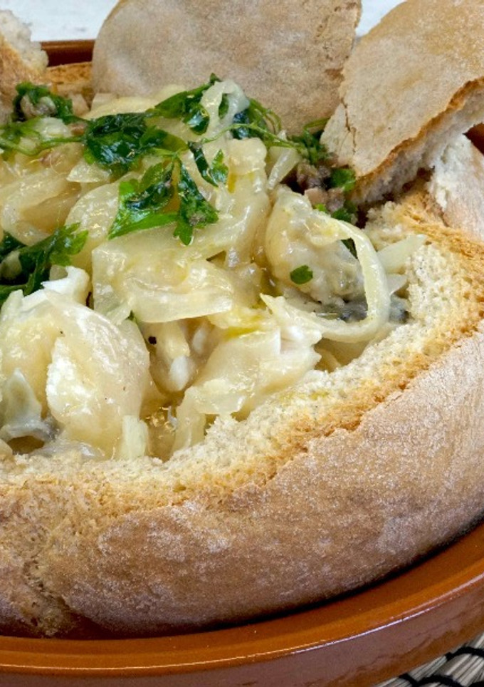 Una foto de Bacalao a la sidra en hogaza de pan