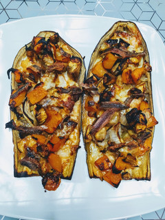 Una foto de Berenjenas rellenas con calabaza asada y anchoas