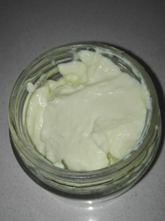 Una foto de Mahonesa de ajo con leche y más sabores