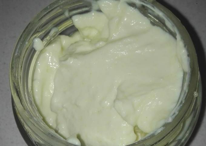 Foto principal de Mahonesa de ajo con leche y más sabores