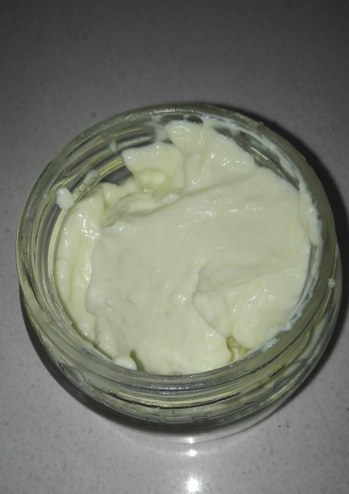 Una foto de Mahonesa de ajo con leche y más sabores