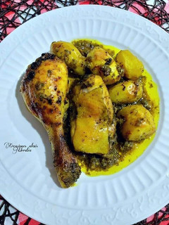 Una foto de Pollo en salsa verde al horno con patatas y especias