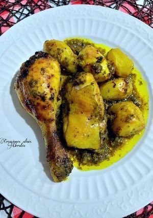 Foto principal de Pollo en salsa verde al horno con patatas y especias