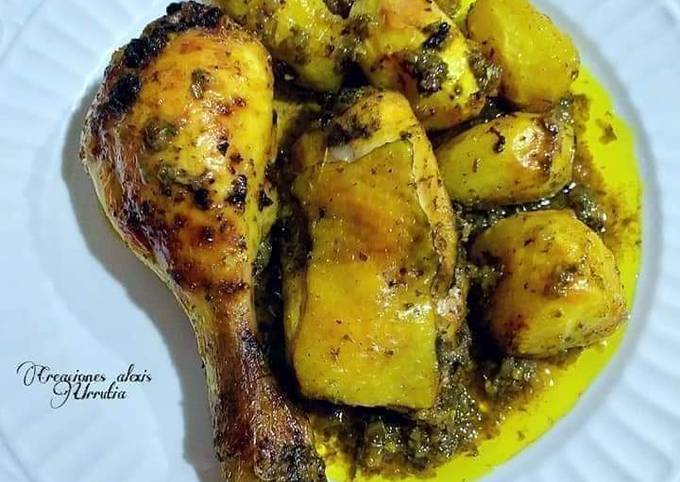 Pollo en salsa verde al horno con patatas y especias Receta de Alexis  Urrutia- Cookpad