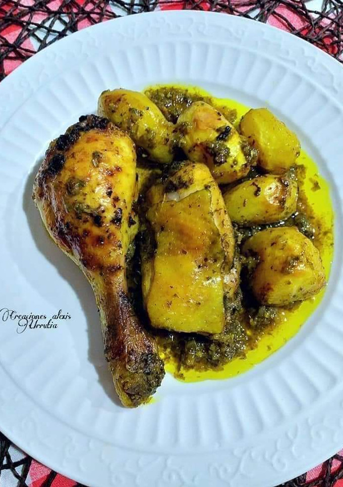 Una foto de Pollo en salsa verde al horno con patatas y especias