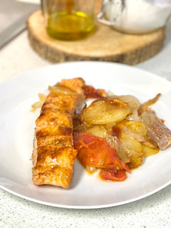 Una foto de Salmón en microondas con sus patatas y en 15 minutos