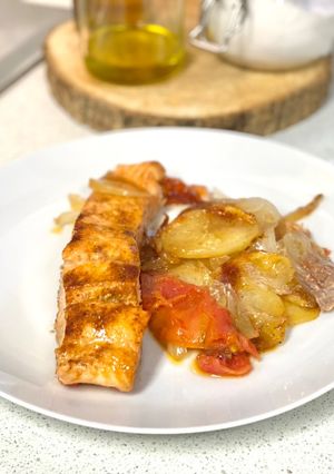 Una foto de Salmón en microondas con sus patatas y en 15 minutos