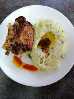 Una foto de Estomaguillo al horno con puré y perejil