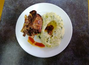 Una foto de Estomaguillo al horno con puré y perejil