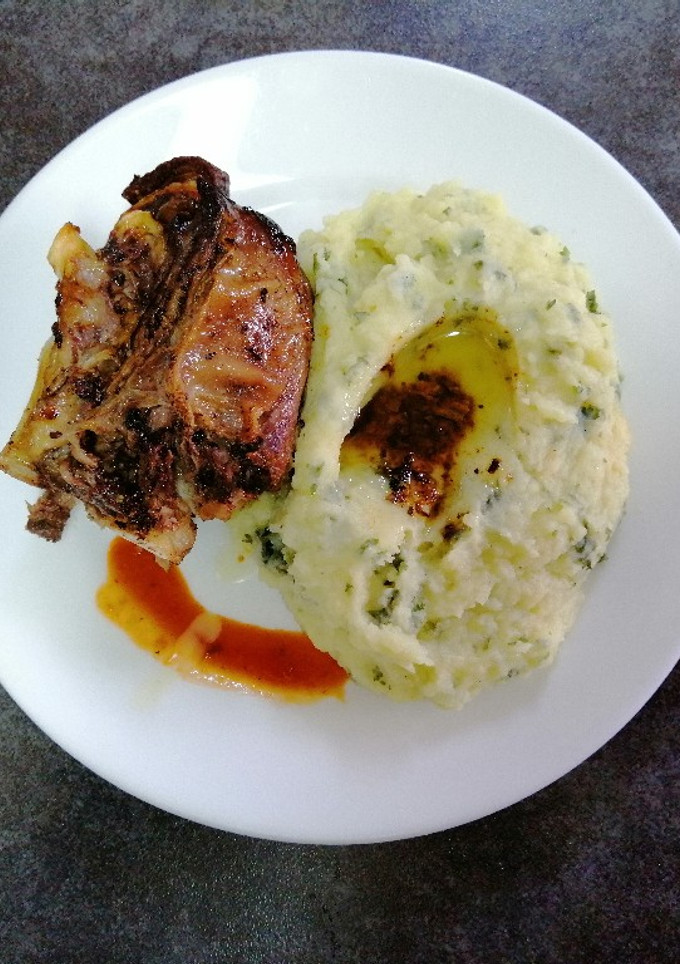 Una foto de Estomaguillo al horno con puré y perejil