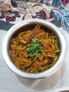 ટીંડોળા બટાકા નું શાક (Tindora Bataka Shak Recipe In Gujarati) રેસીપી મુખ્ય ફોટો