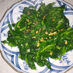 A picture of Sauted pea sprouts with chopped garlic.