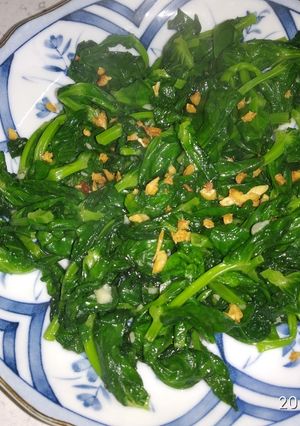 A picture of Sauted pea sprouts with chopped garlic.