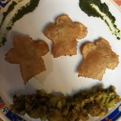 A picture of Chef hat puris with aloo gobhi.