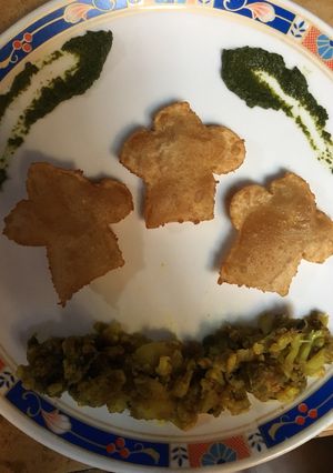 A picture of Chef hat puris with aloo gobhi.