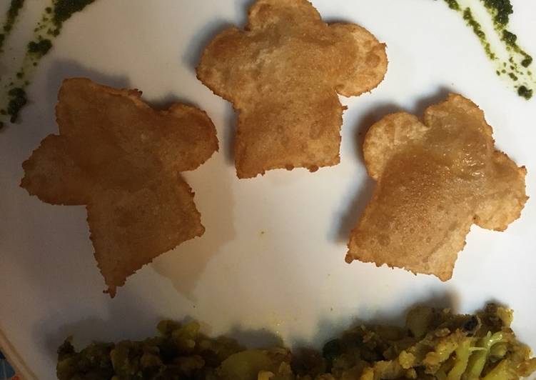 Steps to Prepare Perfect Chef hat puris with aloo gobhi