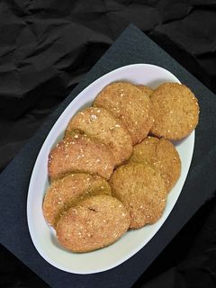 صورة لوصفة كوكيز الشوفان بالعسل والدارسين 🍯🐝🍪