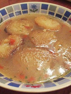Una foto de Sopa de tomillo y ajos con rebanas de baguette del día anterior-veggie