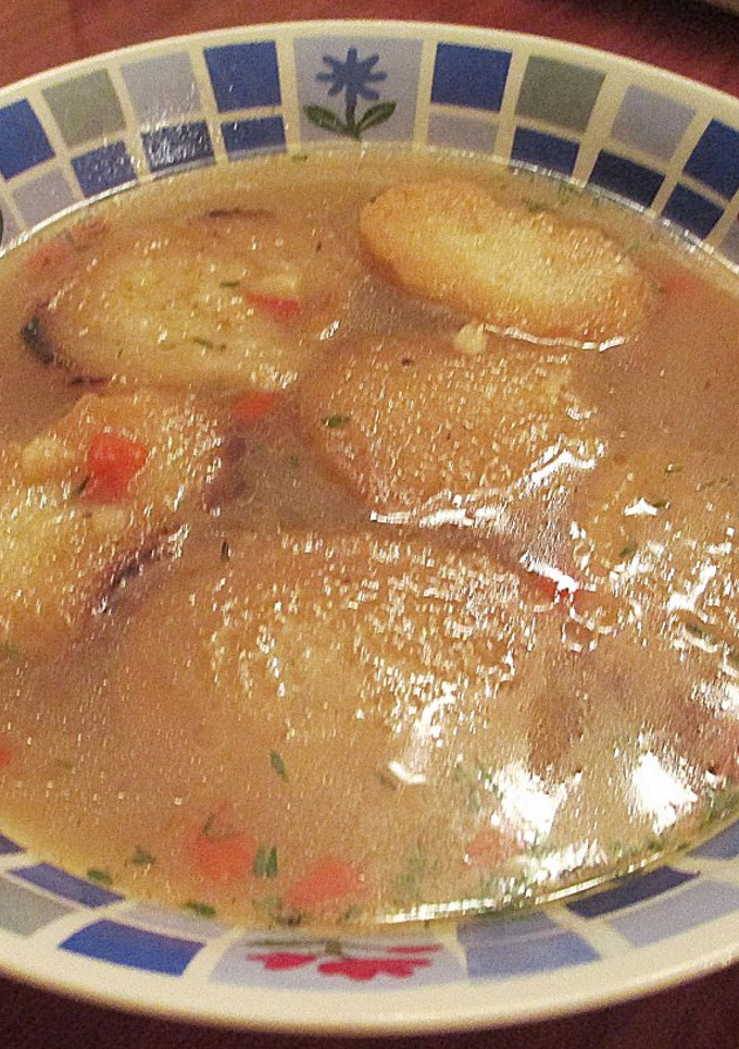 Una foto de Sopa de tomillo y ajos con rebanas de baguette del día anterior-veggie