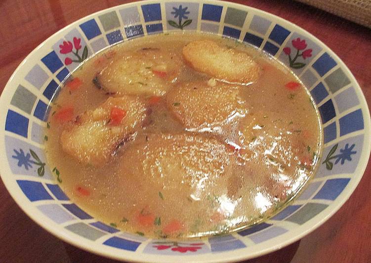 Sopa de tomillo y ajos con rebanas de baguette del día anterior-veggie