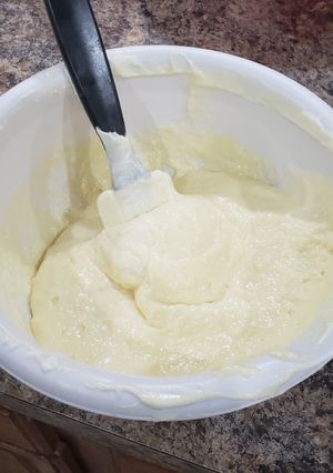 A picture of Bavarian cream filling.