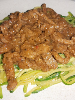 A picture of LeViés Baby Marrow and Pepper Steak Strips.