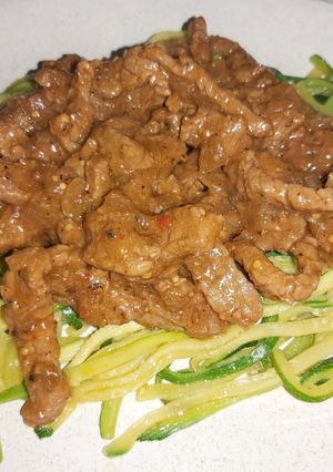 A picture of LeViés Baby Marrow and Pepper Steak Strips.